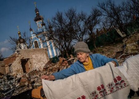 خانه ای ویران از جنگ در شرق اوکراین