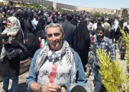 عکس گردشگر سوئیسی با چفیه در مراسم روز قدس