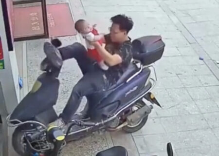 اقدام خطرناک یک پدر با فرزندش روی موتور/ فیلم