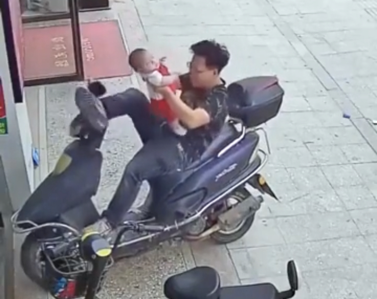 اقدام خطرناک یک پدر با فرزندش روی موتور/ فیلم