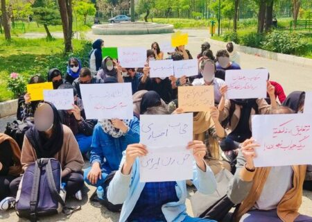تجمع تعدادی از دانشجویان دانشکده علوم اجتماعی دانشگاه تهران در اعتراض به مقررات پوشش و حجاب