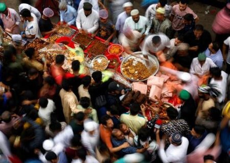 خرید افطاری از بازاری در شهر داکا بنگلادش/ رویترز