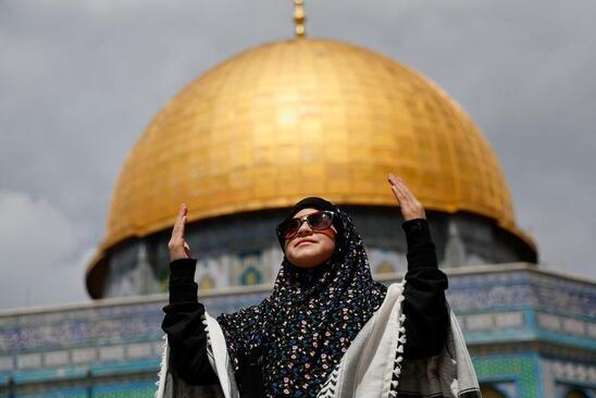 دختر فلسطینی در نماز جمعه مسجد الاقصی