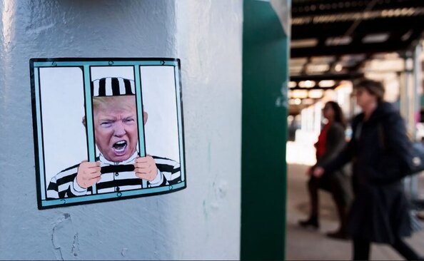 برچسبی با تصویر دونالد ترامپ در زندان