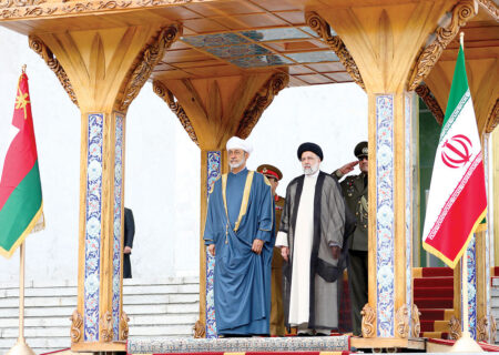 سلطان عمان با دستار سفید به ایران آمد