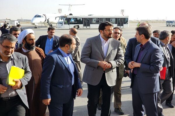 وزیر راه و شهرسازی برای بهره‌برداری از پروژه‌های راه و شهرسازی وارد اصفهان شد