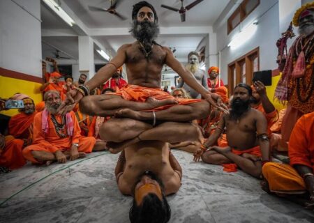 تمرینات راهبان هندو در روز جهانی یوگا