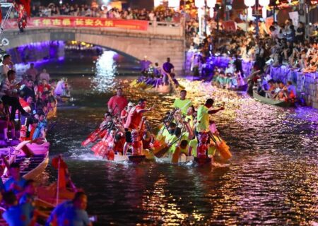 مسابقه قایقرانی در شب جشنواره قایق اژدها در فوژو چین