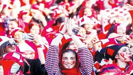 روزنامه شرق: زنان تهرانی برای حمایت از تیم‌ های خودی به ورزشگاه شهرهای دیگر بروند