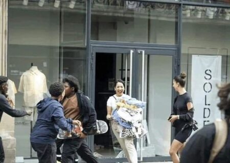 اعتراضات فرانسه/ دختر خندان پس از غارت فروشگاه زارا