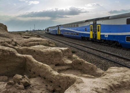 توفان گرد و خاک حرکت قطار مسافربری مشهد- سرخس را متوقف کرد