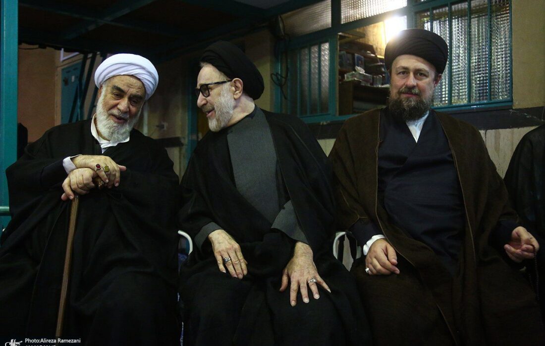 رئیس دفتر رهبری در کنار خاتمی و سید حسن خمینی
