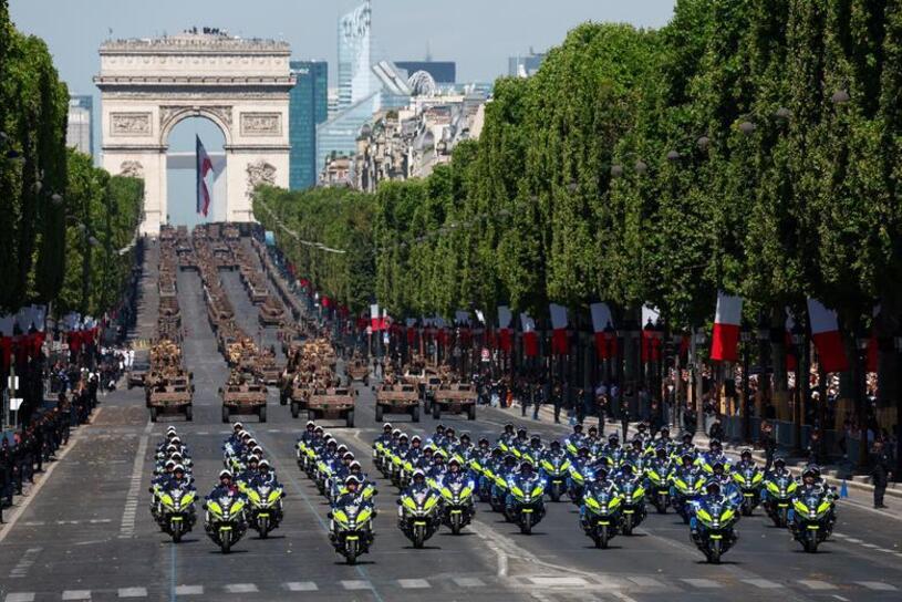 رژه نظامی و آتش بازی در پاریس در سالروز انقلاب فرانسه