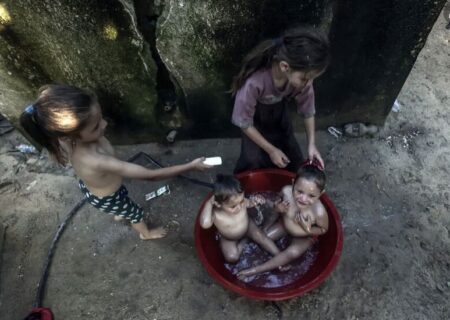 حمام کردن کودکان در گرمای تابستانی غزه