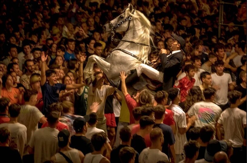 یک اسب سوار در جشنواره سنتی سنت آنتونی در اسپانیا