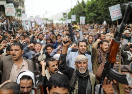 تظاهرات یمنی ها در شهر صنعا در اعتراض به قرآن سوزی در دانمارک و سوئد