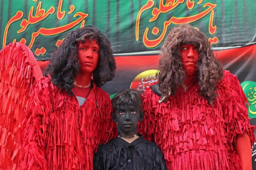 جوانان اجرا کننده آیین تعزیه در شهر نوش آباد ایران