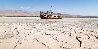 خشکی دریاچه‌ ارومیه فاجعه‌ محیط زیستی است/ نامه به رئیس جمهور درباره وضعیت دریاچه‌ ارومیه
