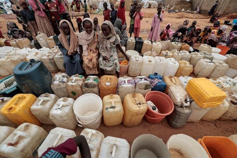 صف توزیع آب بین آوارگان جنگی سودان/عکس