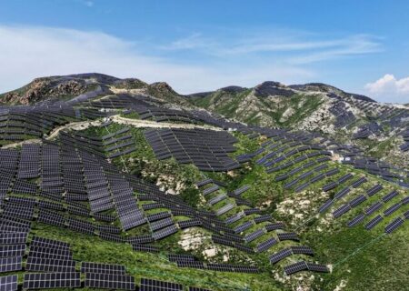 یک مزرعه تولید انرژی خورشیدی در چین