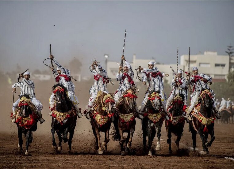 سوارکاری و تیراندازی در جشنواره ای سنتی در شهر رباط مراکش