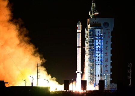 لحظه پرتاب موفق یک ماهواره چینی به فضا