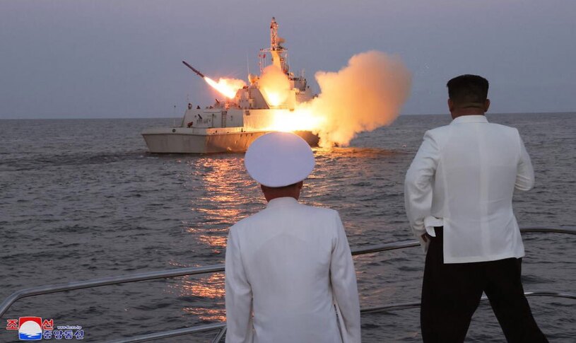 رهبر کره شمالی در حال تماشای لحظه شلیک موشک از ناو نیروی دریایی