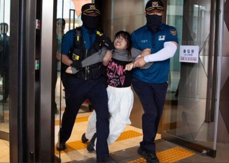 دستگیری دانشجوی معترض کره جنوبی /عکس