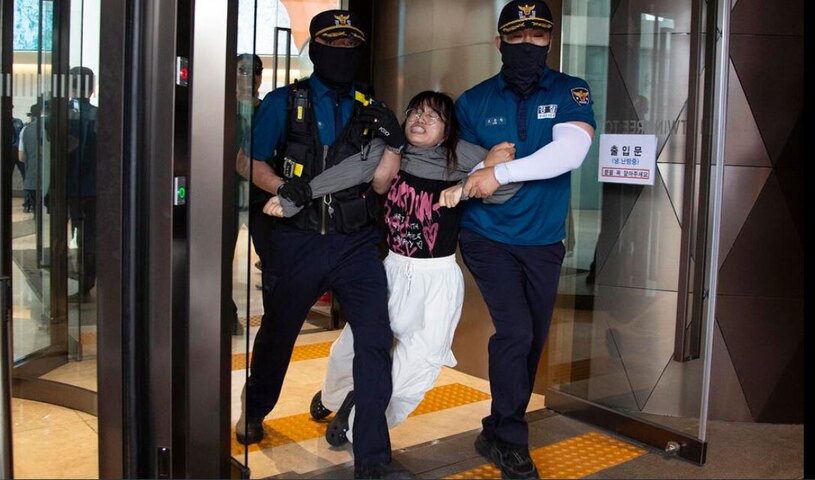 دستگیری دانشجوی معترض کره جنوبی /عکس