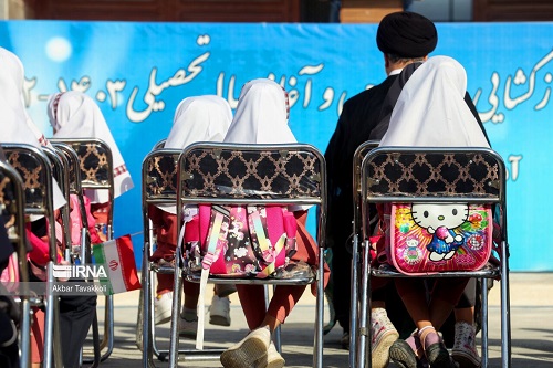 عکس “پربازدید” از رئیسى و دختران دانش آموز در مراسم بازگشایی مدارس