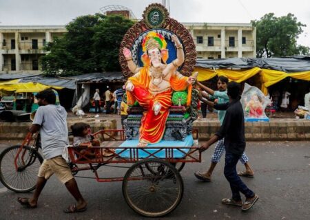 حمل مجسمه خدای “گانش” در جشنواره آیینی هندوها