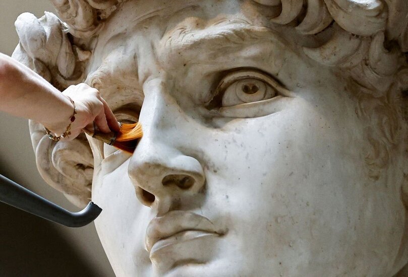 تمیز کردن مجسمه داوود اثر میکل آنژ در ایتالیا