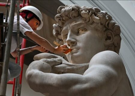 تمیز کردن مجسمه داوود اثر میکل آنژ در فلورانس ایتالیا/ رویترز