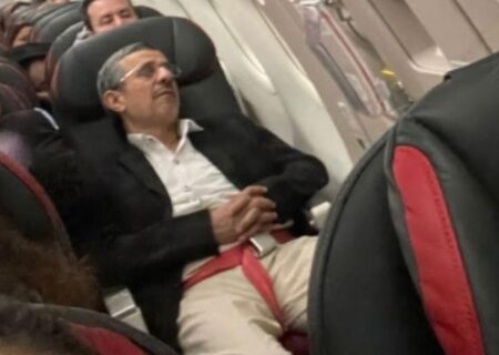 عکس جالبی از احمدی‌نژاد در هواپیما
