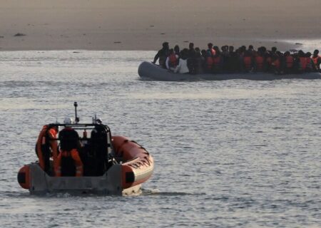 قایق حامل پناهجویان بین فرانسه و انگلیس