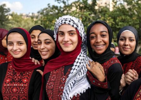 دختران فلسطینی در جشنواره برداشت زیتون