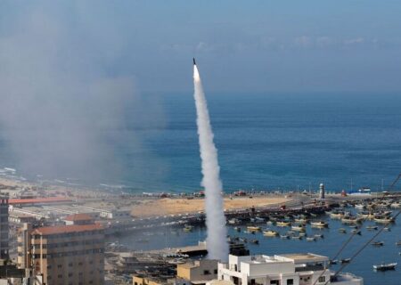 راکت های شلیکی از نوار غزه به اسراییل/ رویترز