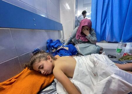 دخترک فلسطینی زخمی در بیمارستان شفا در غزه