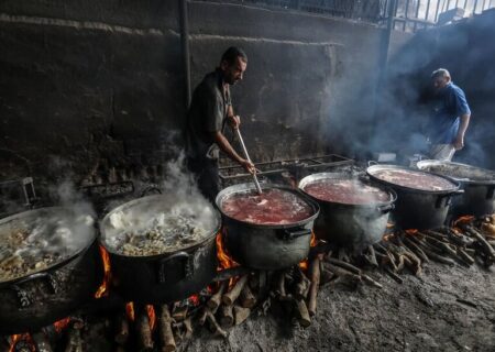 پخت غذا برای آوارگان جنگی در جنوب نوار غزه