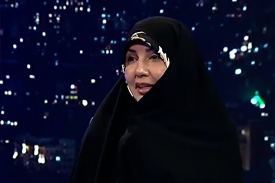 منصوره معصومی اصل ، خانم پشت رُل لندکروز با روسری‌ حریرِ لوزی و ابروهای آمبره !