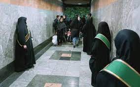 انتقاد فرهیختگان از حجاب بانهای مترو تئاتر شهر