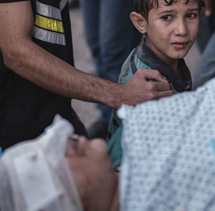 عکسی بسیار تلخ از یک مادر و کودک در غزه