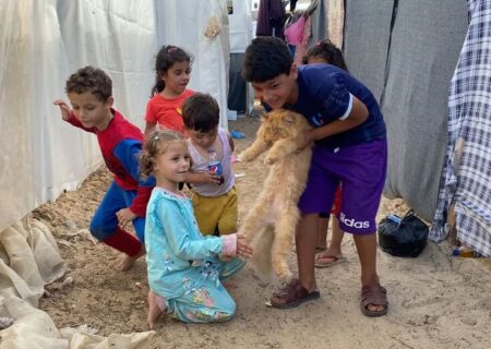 کودکان در اردوگاه آوارگان در خان یونس نوار غزه