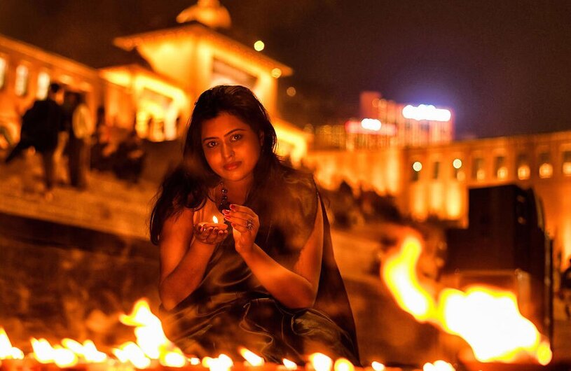 روشن کردن شمع در جشنواره دیپاوالی هند