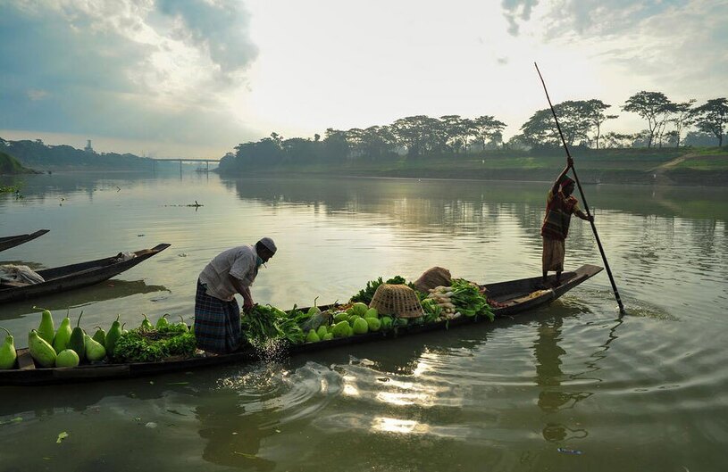 بازار محصولات کشاورزان بنگلادشی روی قایق