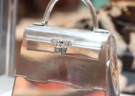کیف نقره ای ۲۰۰ هزار دلاری در یک حراجی در نیویورک
