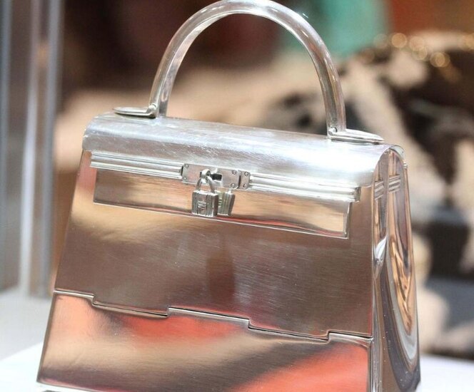 کیف نقره ای ۲۰۰ هزار دلاری در یک حراجی در نیویورک