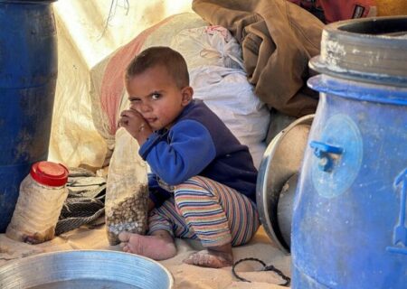 کودک آواره در منطقه رفح در جنوب نوار غزه