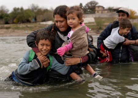 عبور پناهجویان از رودخانه برای ورود به خاک آمریکا