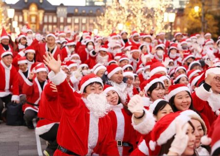 کارمندان ژاپنی با لباس‌ بابانوئل در رژه پاکسازی کریسمس